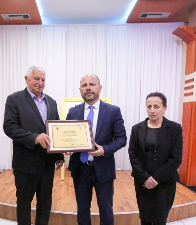 Xhelal Mziu, vlerëson me medaljen “Nderi i Kamzës”, nëntetaren Zarife Hasanaj