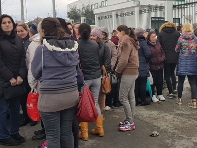 Punonjësit e një fasonerie në Berat protestë para Tatimeve: Figurojmë si përfitues, por se kemi marrë pagën e luftës