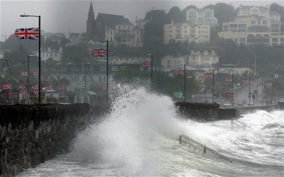 Përmbytje dhe mot i keq në Britani, qindra të evakuuar
