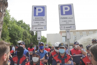 FOTOJA virale nga protesta/ Sa pranë pushteti dhe paraja…