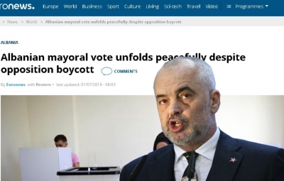 Euronews: Pjesëmarrje e ulët në votime, bojkotuesit nuk kursyen ironitë me këngët e Enverit