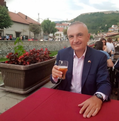 Larg Tiranës së zhurshme/ Presidenti Meta i relaksuar në Prizrenin historik