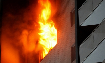 Zjarr në një pallat në Tiranë, evakuohen banorët