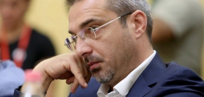 IRONIA/ “Ky vend nuk bënet, ti gëzosh syzet mbi 5 mijë euro Saimir…”