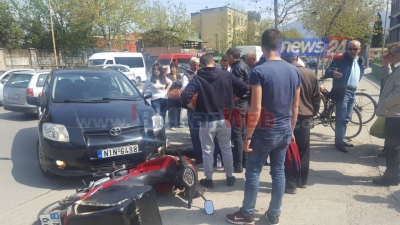 Motori përplaset me makinën në Tiranë, shpërndarësi i picave i shtrirë përtokë (Foto)