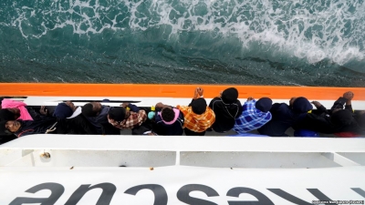 Italia mbyll portet, anija me 629 emigrantët e bllokuar në Mesdhe