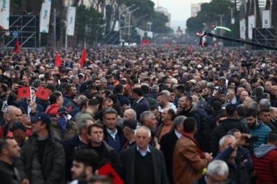Manifestimi, Presidenti Ilir Meta zbret mes qytetarëve në Bulevard e bën shqiponjën, kush pritet të flasë