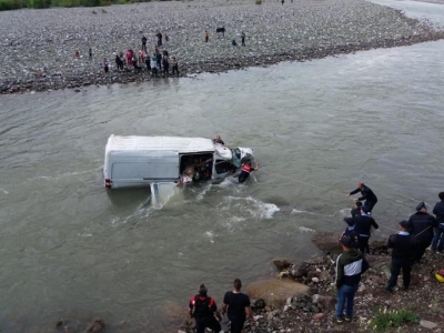 Humb kontrollin, furgoni bie në lumin Shkumbin