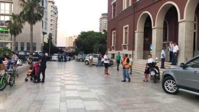 VIDEO / Merr flakë godina e Bashkisë Durrës