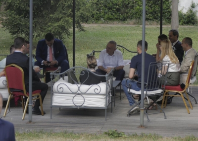 Meta heq xhaketën dhe kollaren, në kafe me gazetarët