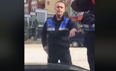 VIDEO/ Polici i nxjerr armën shoferit: Ndalo se...