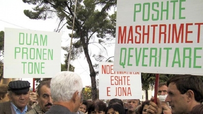 Pronarët peng të mungesës së Gjykatës Kushtetues, mësyjnë në zyrën e…