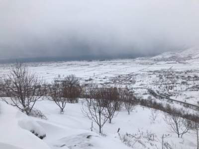 Banorët e fshatrave të Bulqizës izolohen nga bora, 5 orë në këmbë për të blerë ilaçe