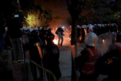 Protesta te bashkia/ Policia sulmon qytetarët me ujë me spec djegës, mbyt me gaz lotësjellës qendrën e kryeqytetit