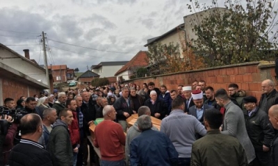 FOTO/ Gjilani varros mes lotësh 2 vëllezërit e vrarë nga tërmeti, Albin Kurti bën një premtim