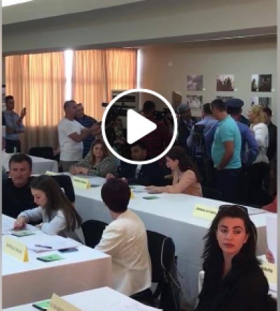 Vlorë, qytetarët ‘mësyjnë’ në mbledhjen e Këshillit Bashkiak (video)