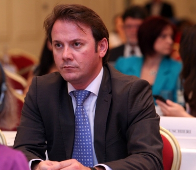 Deliri i Ralf Gjoni pa frena: Luftë parlamentit holandez, të ngrihemi të mbrojmë Kombin!
