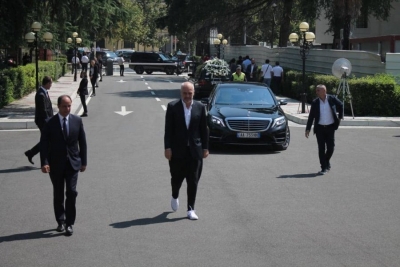 Veshja e Ramës në ceremoninë e varrimit, reagon politikani: Halabak