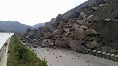 Rrëshqitje dherash dhe gurësh në aksin Librazhd - Elbasan, bllokohet një korsi