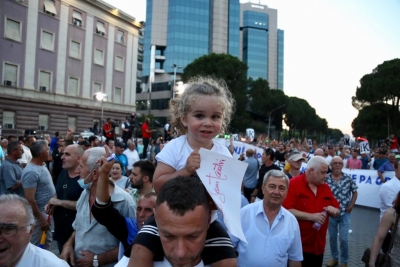 LIVE/ Nis protesta e opozitës, fëmijët dhe gratë mbushin Bulevardin kundër Ramës