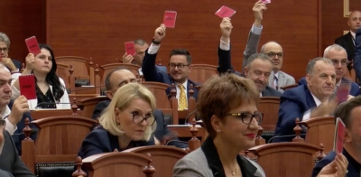 VOA: Kuvendi rrëzoi kërkesën e disa opozitarëve për rezolutë mbi gjenocidin e Srebrenicës! Shqipëria ndër vendet e pakta që nuk e ka dënuar…