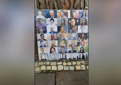 FOTO/ Po ndodh te protesta, gozhdohet ‘Këshilli i Turpit’