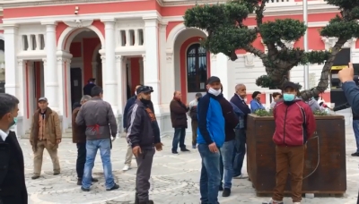 Qytetarët nuk respektonin distancën, bllokohet tregu i Orizit në Vlorë. Tregtarët protestë para bashkisë: Të rikthehemi në punë, nuk e përballojmë dot jetesën