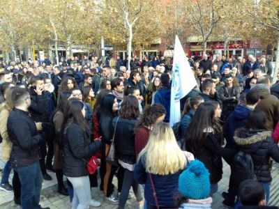 Studentët protestojnë para Parlamentit, u bashkohen dhe qytetarët