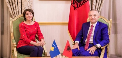 Presidenti Meta i jep shtetësinë shqiptare ish-presidentes Jahjaga
