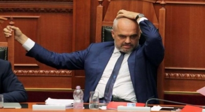 Rama hallin e vet ia hedh të tjerëve