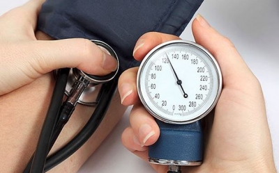 8 mënyra si të ulni presionin e lartë të gjakut