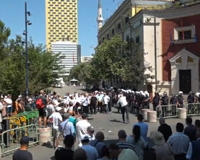 Përfundon protesta para Bashkisë së Tiranës/ Qytetarët të vendosur për largimin e Veliajt