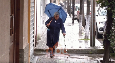 VIDEO/&quot;Ç’të ketë shkruar i madhi zot&quot;, nënë Saharja mezi siguron një kafshatë bukë