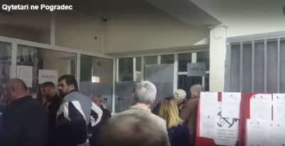 VIDEO/ Qytetari i lodhur nga korrupsioni theu derën e kryeregjistruesit në Pogradec