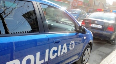 Telefonata për ndihmë alarmon policinë, pasi sulmoi fqinjin, autori u sulet efektivëve me sëpatë. Në banesë mbante …