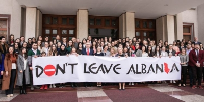 “Mos e braktisni Shqipërinë”, Meta me studentë e mësues, mesazh të fortë nga Presidenca