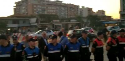 VIDEO-LAJM/ Policia bëhet ‘gardh’ tek Unaza e Re
