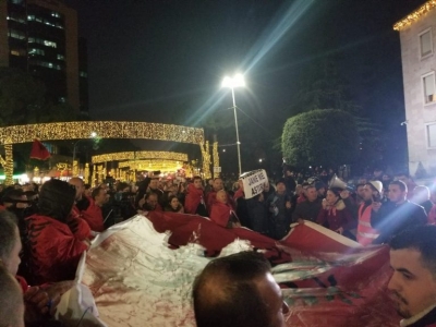 Emigrantët rikthehen në Shqipëri, protestë para kryeministrisë, banorët e Astirit marshojnë drejt tyre