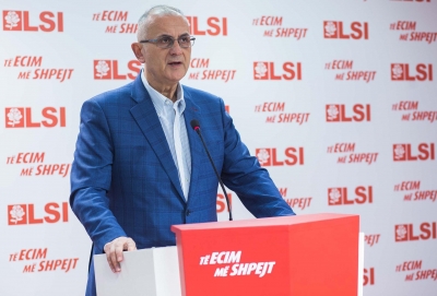 Petrit Vasili: Edi Rama eshte shume mire me &quot;bananet&quot; dhe PPP, ndaj e gjithe rinia iken!?