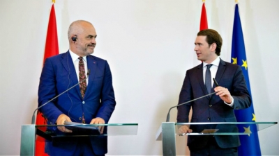 Kancelari austriak Kurz dhe kryeministri Rama, dy standarte të ndryshme
