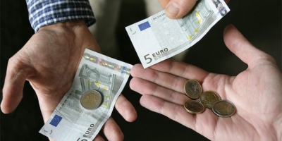 Këmbimi valutor/Euro në rënie, forcohet Dollari amerikan