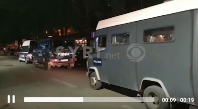 VIDEO/ Protesta për lirimin e të ndaluarve, Lleshi çon makina të blinduara para Drejtorisë së Policisë