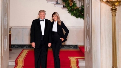 Kartolina e fundit nga Shtëpia e Bardhë/ Melania dhe Trump urojnë Krishlindjet