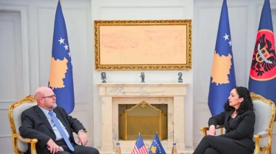 Presidentja Vjosa Osmani takim me ambasadorin amerikan në Kosovë, bisedojnë për zgjedhjet e reja