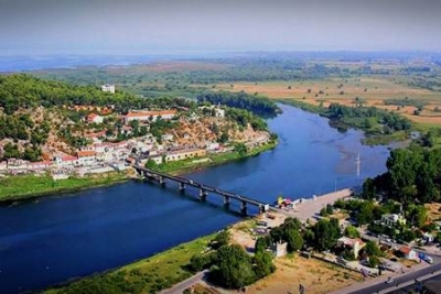 La në rrugë ushqimet që po u çonte fëmijëve, babai i 4 fëmijëve u mbyt për të shpëtuar adoleshentin