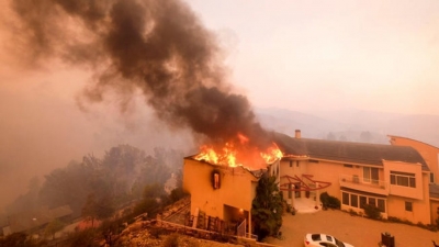FOTO/50 të vdekur nga zjarret në Kaliforni, 9 mijë zjarrfikës në luftë me flakët