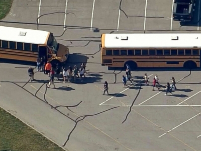 Të shtëna në një shkollë fillore në SHBA, raportohet për të plagosur
