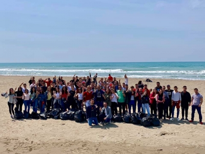 Dita e Tokës/ Të rinjtë e PD-së pastrojnë plazhin e Spillesë