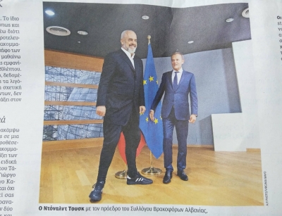 Rama në Bruksel tërheq vëmendjen... për veshjen dhe qëndrimin prej arlekini...