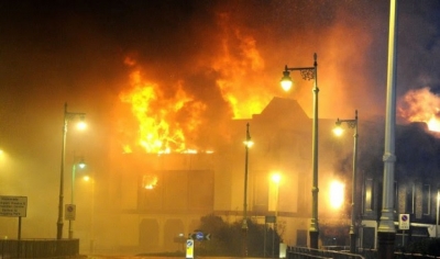 Përpihet nga flakët lokali